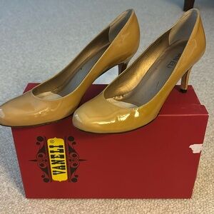 Women’s Vaneli size 9 Nude Patent Dress Shoes